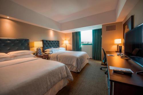 Habitación doble 1 Cama king Club Business del hotel Sheraton Maria Isabel Mexico City Reforma. Foto 3