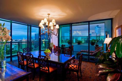 Habitación lateral Marco Polo Presidencial con vistas al ángel - Club Level del hotel Sheraton Mexico City Maria Isabel. Foto 1