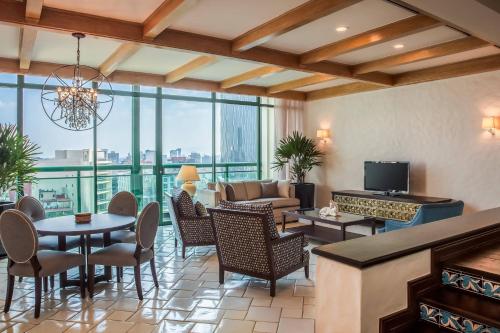 Suite en el ático de 1 dormitorio y 1 cama extragrande - Club Level del hotel Sheraton Mexico City Maria Isabel. Foto 4