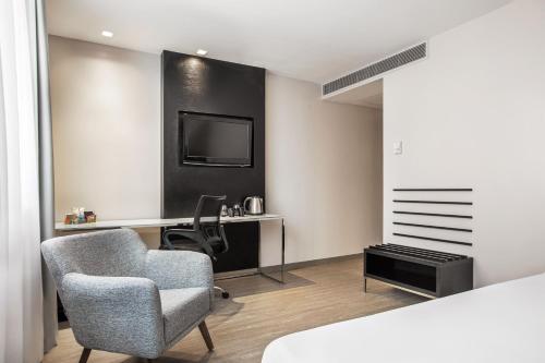 Habitación Deluxe con cama grande del hotel Melia Paulista. Foto 7