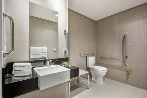 Habitación Deluxe adaptada para personas de movilidad reducida con 1 cama grande del hotel Melia Paulista. Foto 5