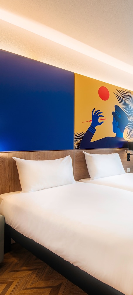 Habitación estándar con camas individuales del hotel Ibis Styles Nice Aéroport Arenas. Foto 2