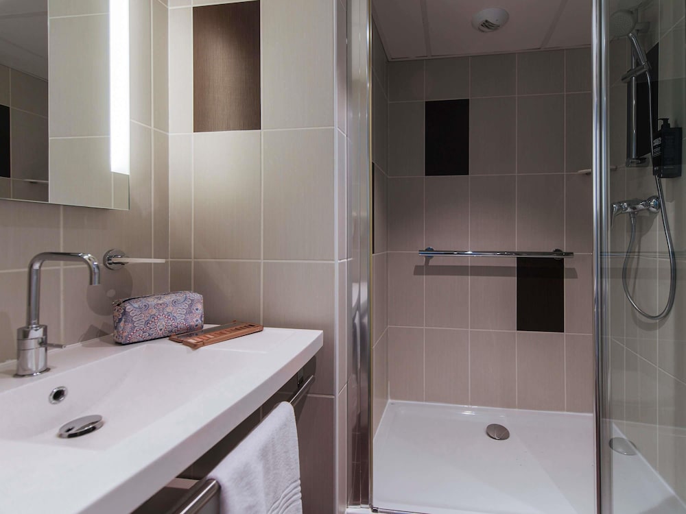 Habitación estándar con camas individuales del hotel Ibis Styles Nice Aéroport Arenas. Foto 4