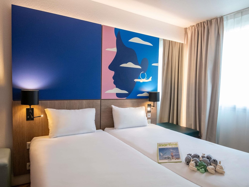 Habitación estándar con camas individuales del hotel Ibis Styles Nice Aéroport Arenas. Foto 5