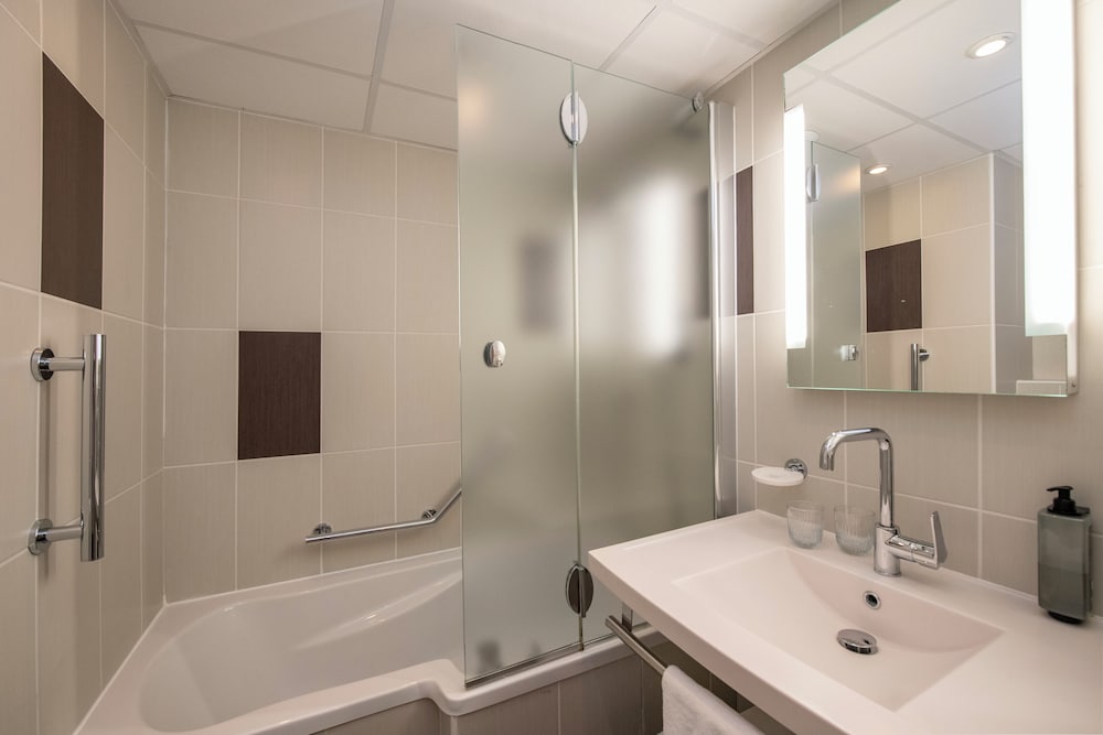 Habitación estándar con camas individuales del hotel Ibis Styles Nice Aéroport Arenas. Foto 7