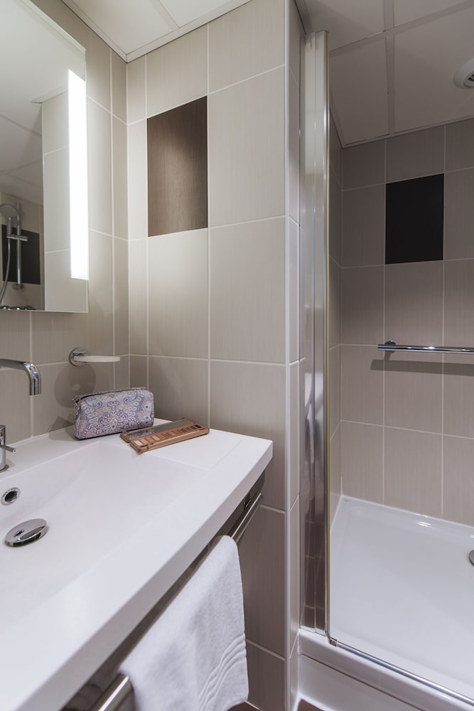 Habitación estándar con camas individuales del hotel Ibis Styles Nice Aéroport Arenas. Foto 8