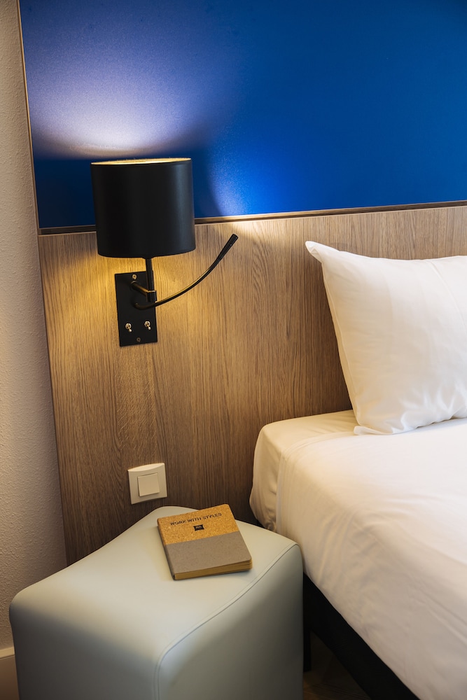 Suite Familiar Estándar con 2 habitaciones comunicadas del hotel Ibis Styles Nice Aéroport Arenas. Foto 1