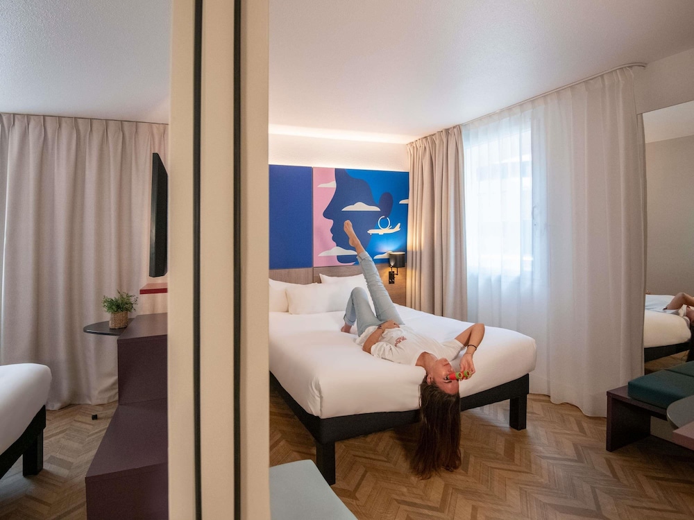 Suite Familiar Estándar con 2 habitaciones comunicadas del hotel Ibis Styles Nice Aéroport Arenas. Foto 5