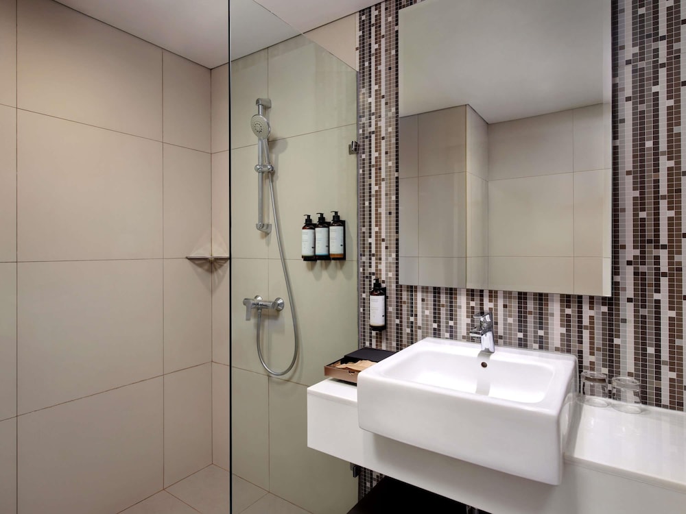 Habitación Privilege - 2 camas individuales del hotel Mercure Serpong Alam Sutera. Foto 1