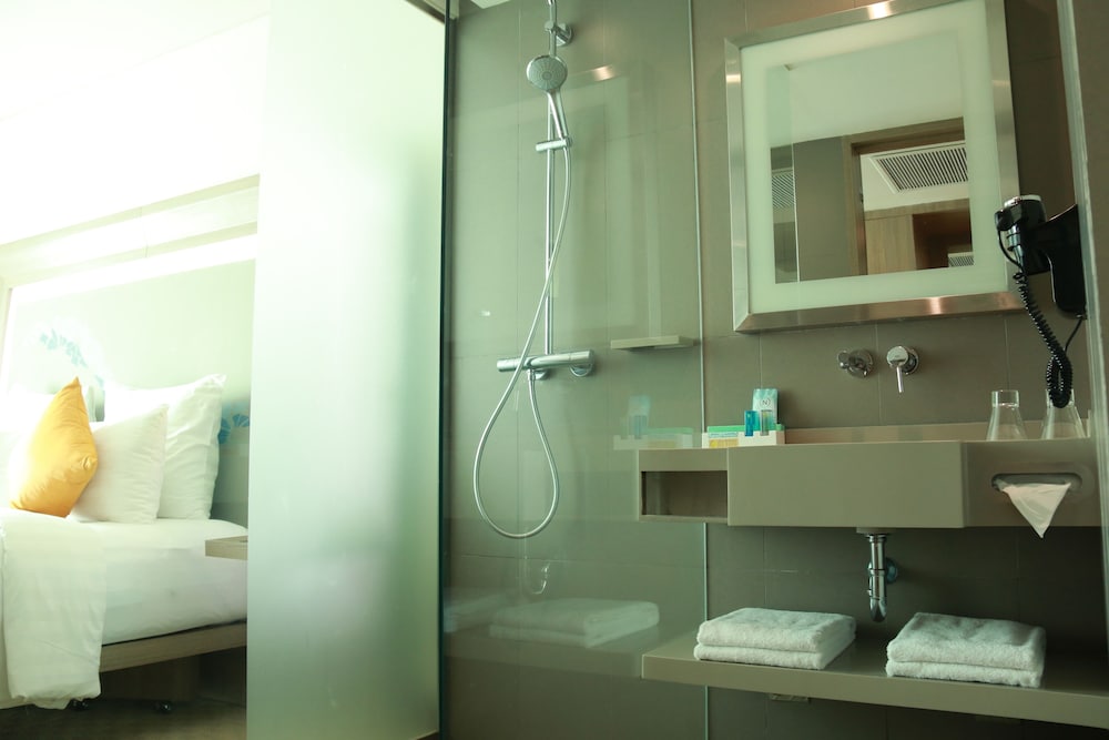 Habitación Superior con cama king del hotel Novotel Tangerang. Foto 3