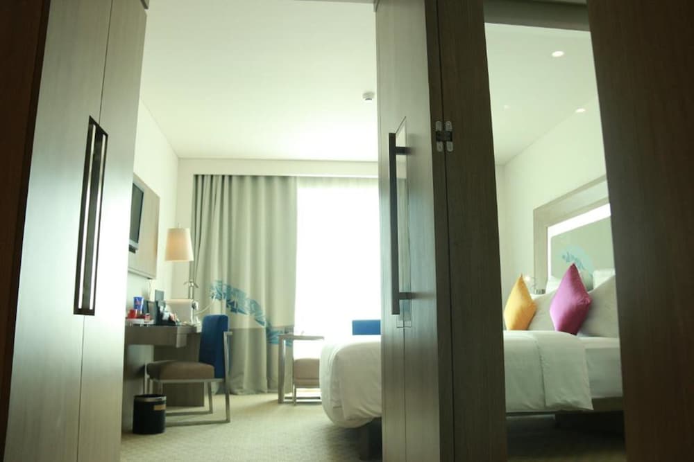 Habitación Superior con cama king del hotel Novotel Tangerang. Foto 4