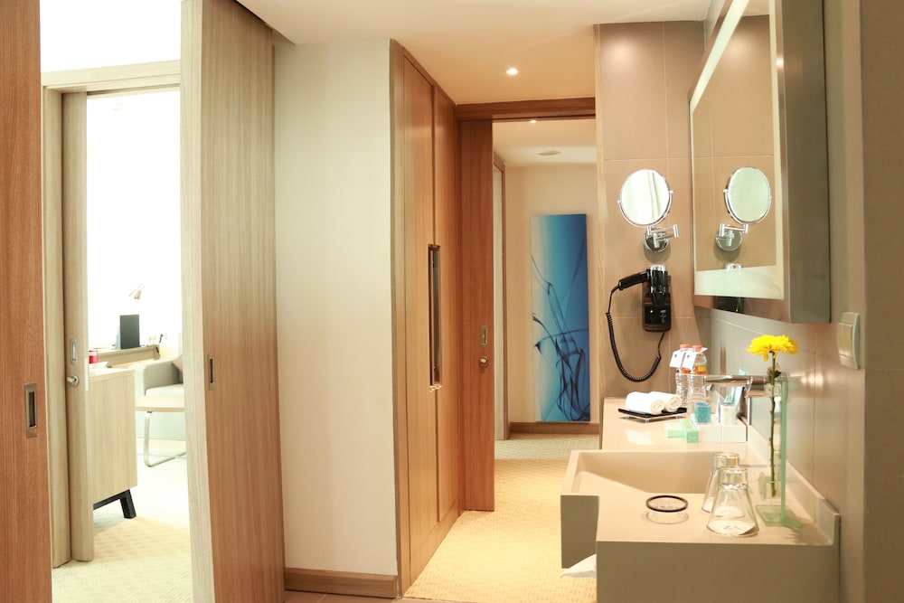 Habitación Ejecutiva con cama King del hotel Novotel Tangerang. Foto 3