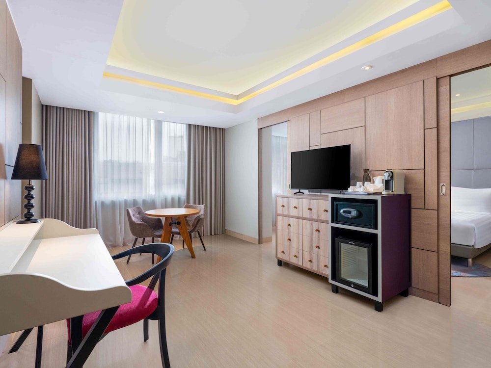 Suite Deluxe con Cama Doble del hotel Mercure Jakarta Sabang. Foto 2