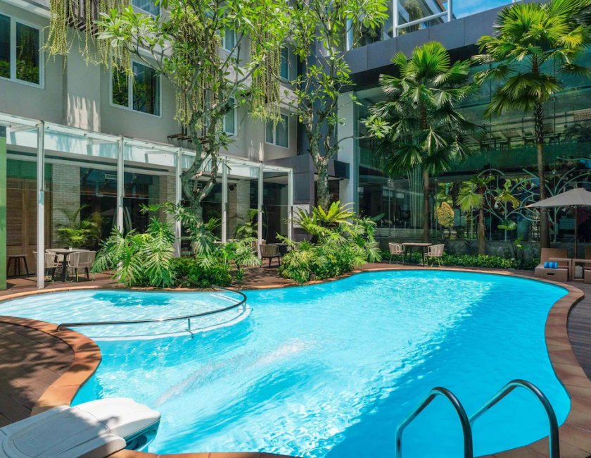 Habitación doble Vista Piscina Superior 1 Cama doble del hotel Mercure Jakarta Sabang. Foto 5