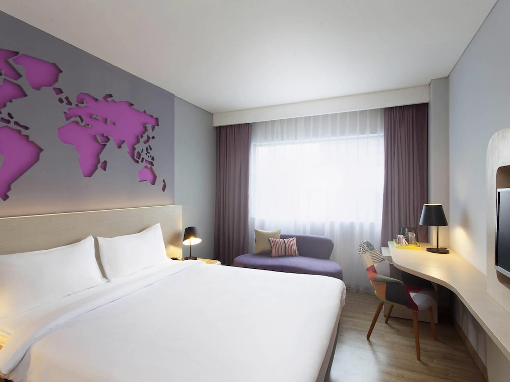 Habitación Superior con una cama doble del hotel Ibis Styles Jakarta Airport