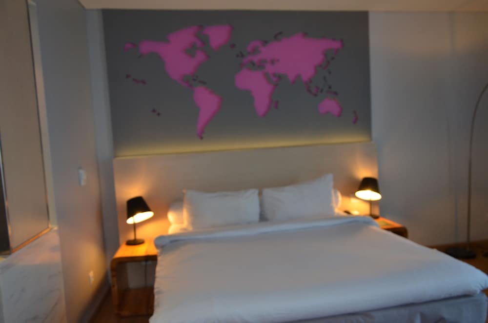 Habitación Superior con una cama doble del hotel Ibis Styles Jakarta Airport. Foto 1