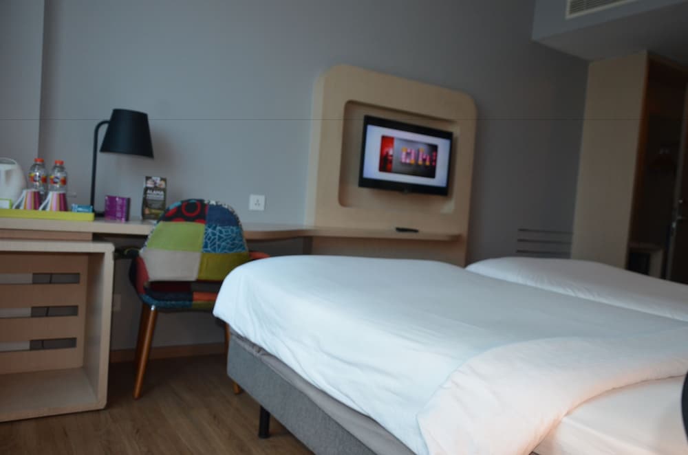 Habitación Superior con Dos Camas Individuales del hotel Ibis Styles Jakarta Airport. Foto 2