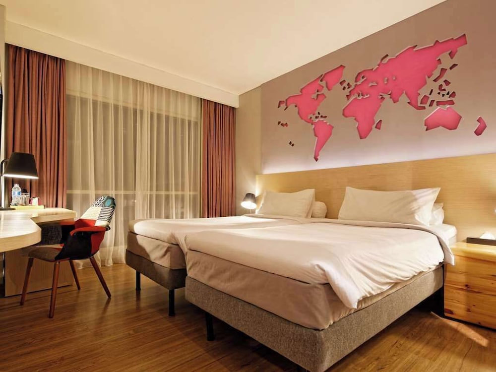 Habitación Superior con Dos Camas Individuales del hotel Ibis Styles Jakarta Airport. Foto 3
