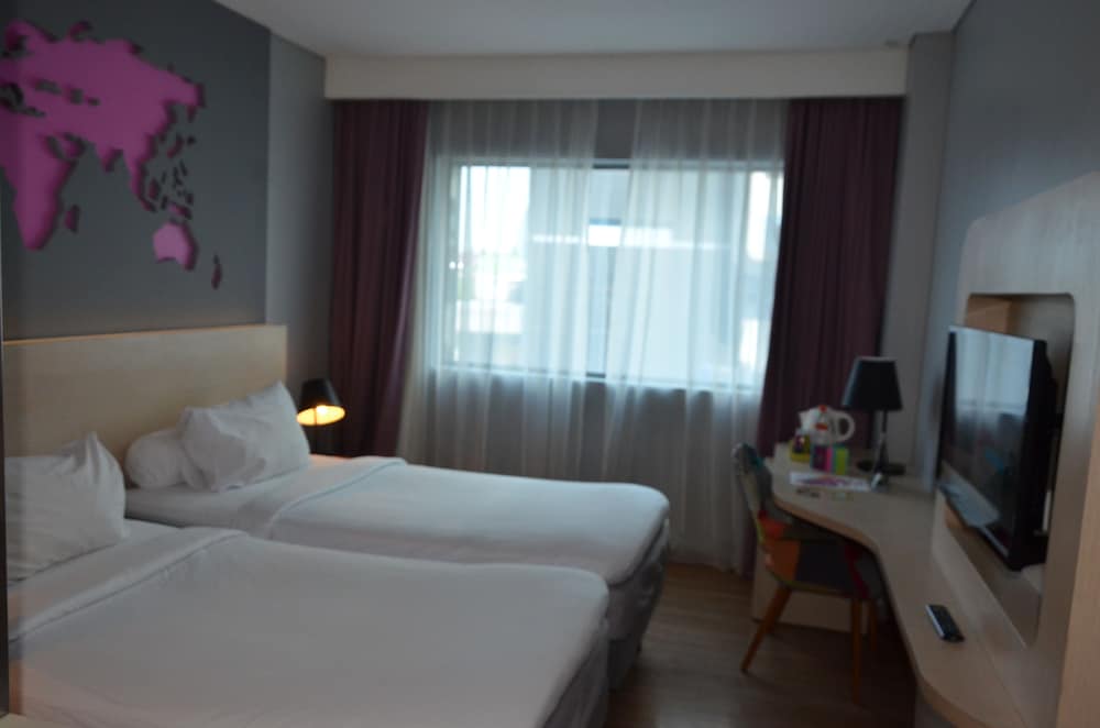 Habitación Superior con Dos Camas Individuales del hotel Ibis Styles Jakarta Airport. Foto 4