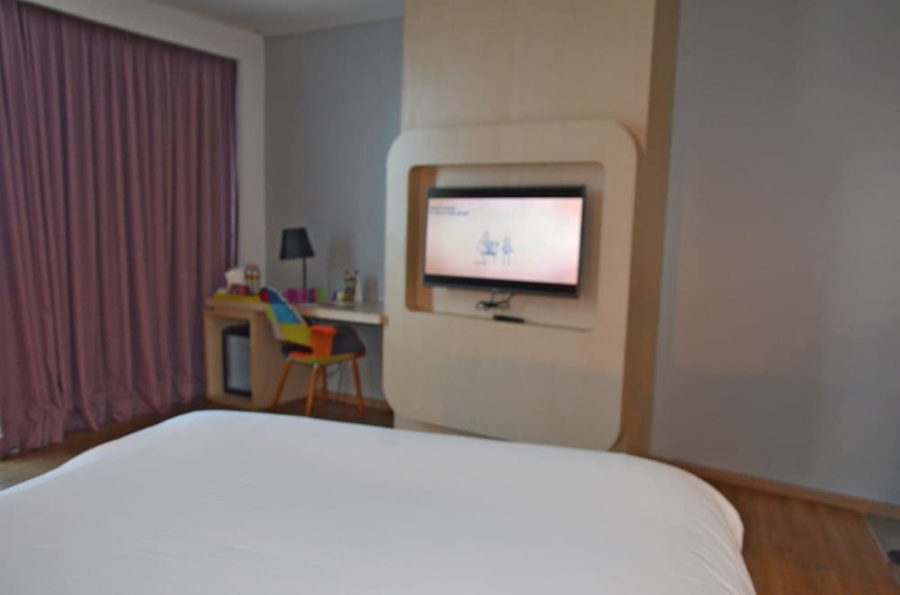 Habitación Deluxe con cama doble del hotel Ibis Styles Jakarta Airport. Foto 1