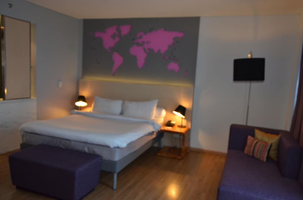 Habitación Deluxe con cama doble del hotel Ibis Styles Jakarta Airport. Foto 2