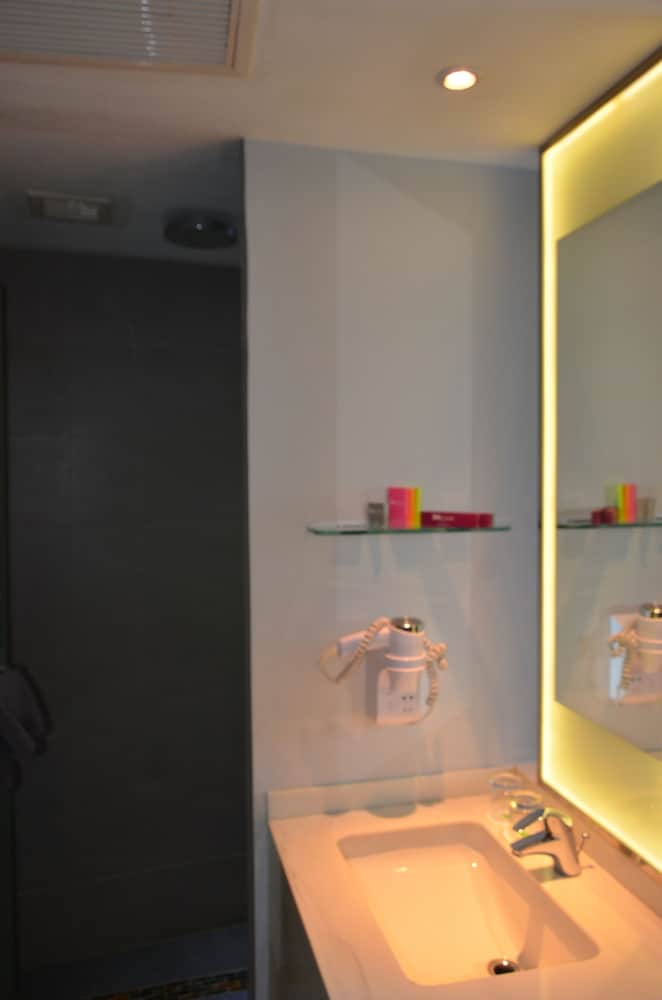 Habitación Deluxe con cama doble del hotel Ibis Styles Jakarta Airport. Foto 3