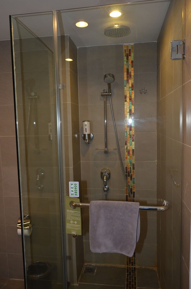 Habitación Deluxe con cama doble del hotel Ibis Styles Jakarta Airport. Foto 4