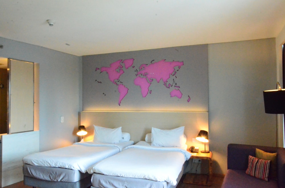 Habitación Deluxe con dos camas individuales del hotel Ibis Styles Jakarta Airport. Foto 2