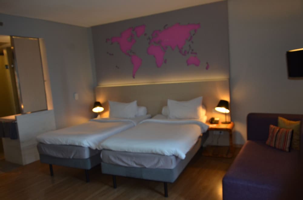 Habitación Deluxe con dos camas individuales del hotel Ibis Styles Jakarta Airport. Foto 3