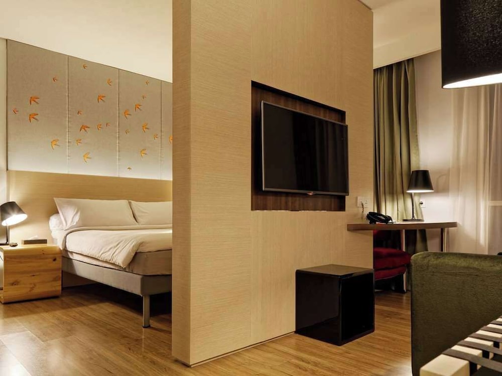 Suite Familiar con una Cama Doble del hotel Ibis Styles Jakarta Airport. Foto 1