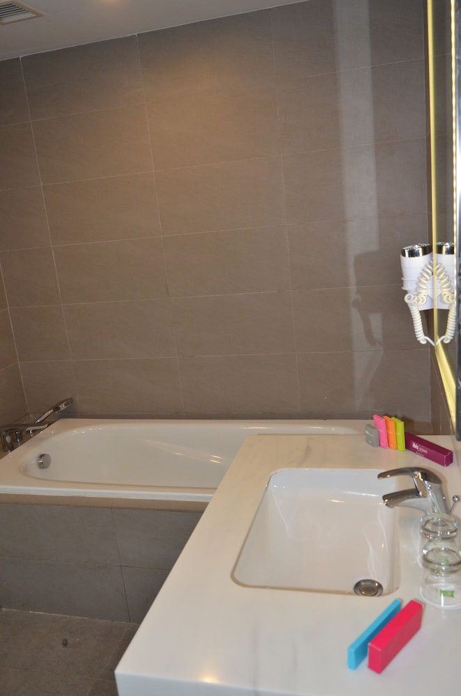 Suite Familiar con una Cama Doble del hotel Ibis Styles Jakarta Airport. Foto 4