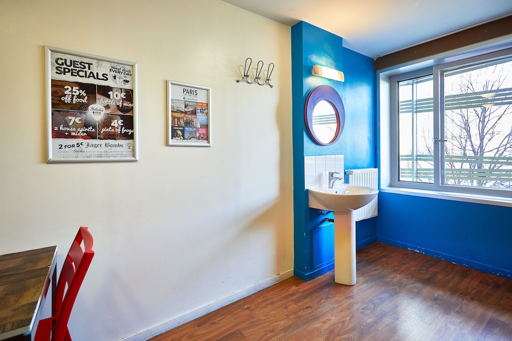 Dormitorio compartido, dormitorio mixto, baño compartido (6 Bed Dorm) del hotel St Christopher's Inns The Canal. Foto 3