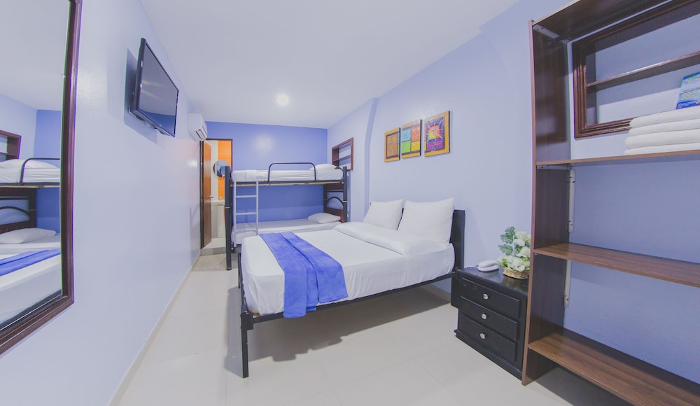 Cuádruple Estándar del hotel Azuan Suites By Geh Suites. Foto 2