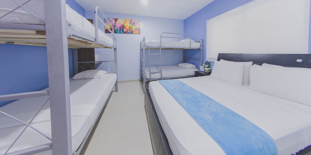 Cuádruple Estándar del hotel Azuan Suites By Geh Suites. Foto 3