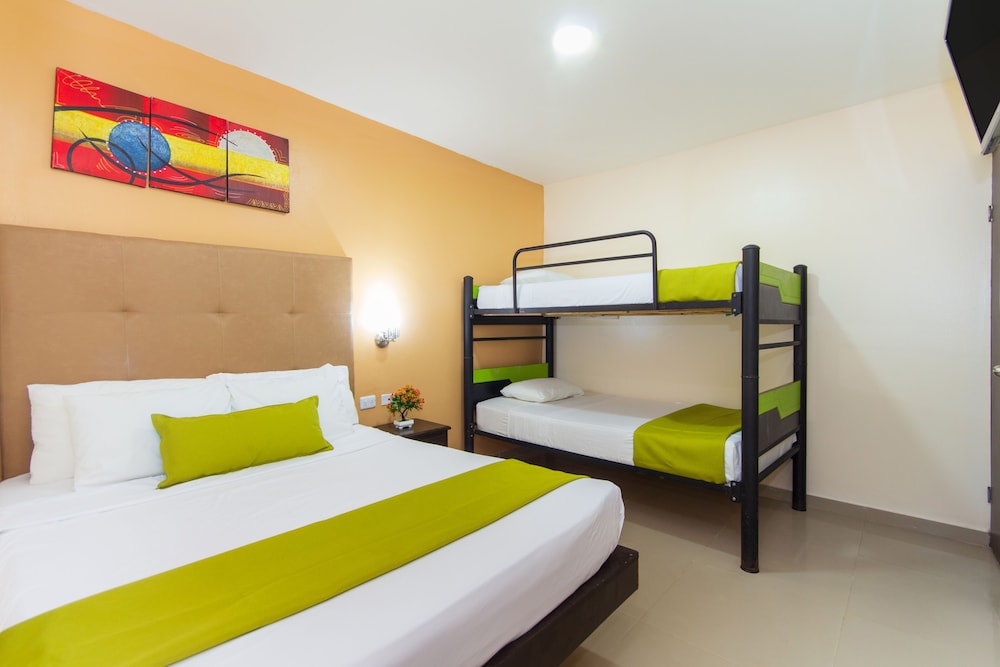 Cuádruple Estándar del hotel Azuan Suites By Geh Suites. Foto 5