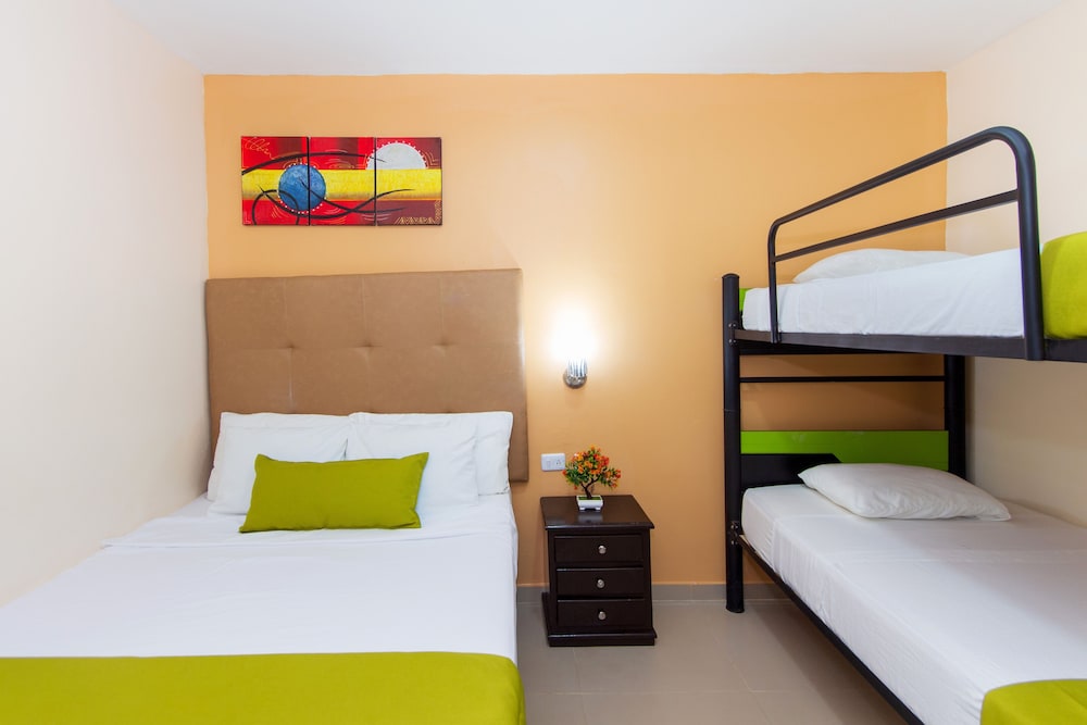 Cuádruple Estándar del hotel Azuan Suites By Geh Suites. Foto 6