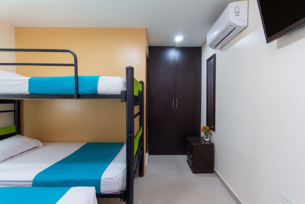 Cuádruple Estándar del hotel Azuan Suites By Geh Suites. Foto 7