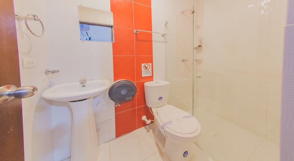 Cuádruple Estándar del hotel Azuan Suites By Geh Suites. Foto 8