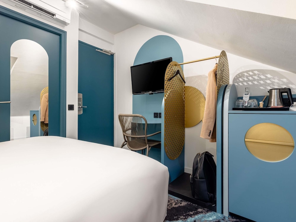 Habitación Classic en el ático con una cama doble del hotel Mercure Annecy Centre