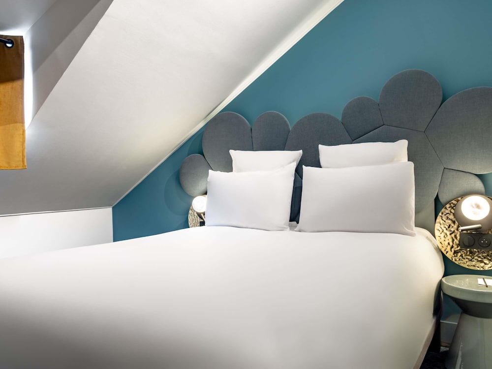 Habitación Classic en el ático con una cama doble del hotel Mercure Annecy Centre. Foto 4