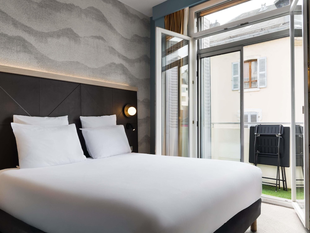 Habitación superior con 1 cama doble y balcón del hotel Mercure Annecy Centre. Foto 7
