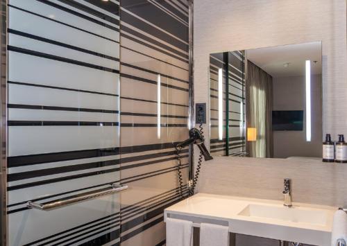 Habitación Doble Estándar del hotel SH Hotel Colon Valencia. Foto 5