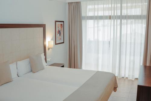 Habitación Familiar Estándar del hotel LIVVO Jandía Golf. Foto 5