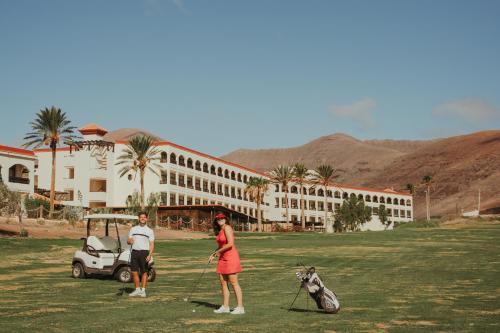 Habitación Familiar Estándar del hotel LIVVO Jandía Golf. Foto 6