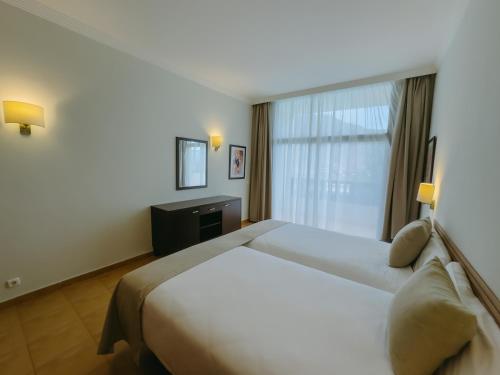 Habitación Familiar Estándar del hotel LIVVO Jandía Golf. Foto 1