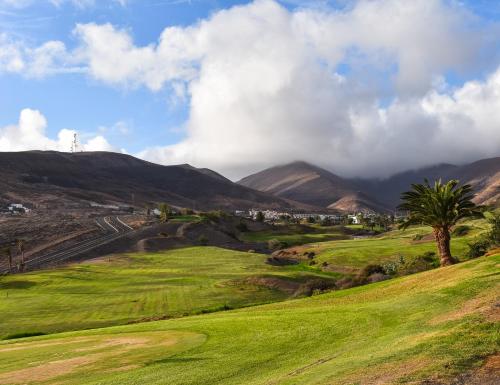 Habitación Familiar Estándar del hotel LIVVO Jandía Golf. Foto 2