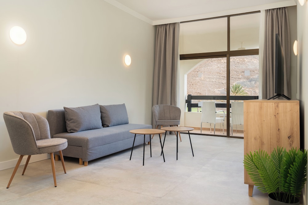 Habitación familiar, vistas al campo de golf (Deluxe) del hotel LIVVO Jandía Golf. Foto 3