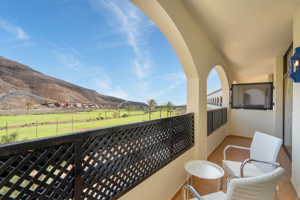 Habitación familiar, vistas al campo de golf del hotel LIVVO Jandía Golf. Foto 1