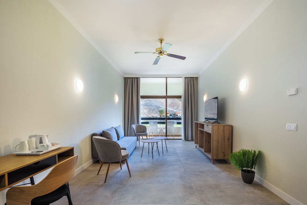 Habitación familiar, vistas al campo de golf del hotel LIVVO Jandía Golf. Foto 4