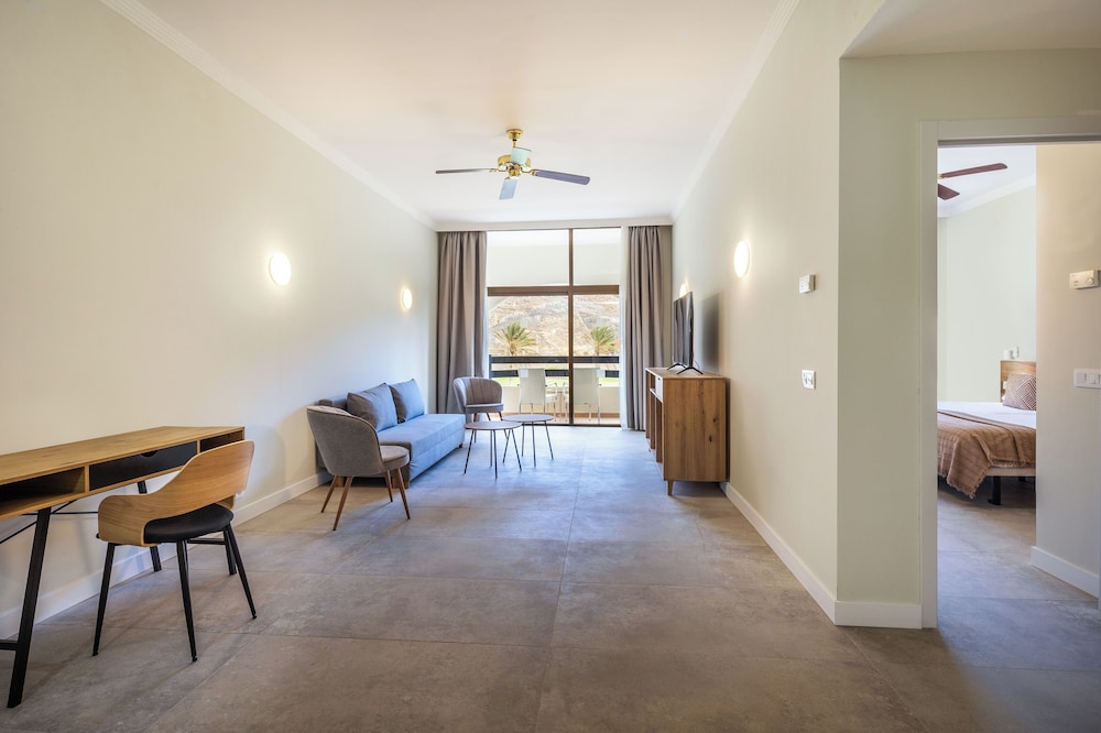 Habitación familiar, vistas al campo de golf del hotel LIVVO Jandía Golf. Foto 5